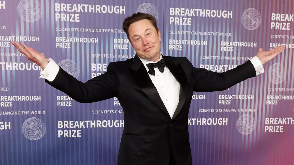 elon musk first person 800 billion net worth